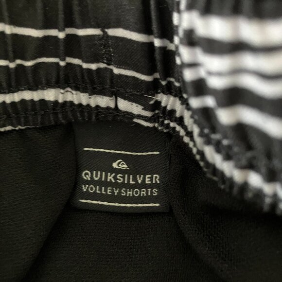 Quicksilver Mens Beach Volley Shorts Size Large 3 Pockets Retro Geometric Style. - Picture 11 of 13